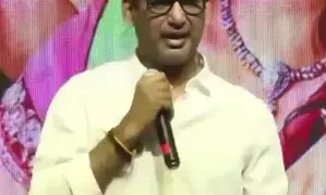 Vishal attends Madha Gaja Raja press meet despite high temperature; Wins hearts