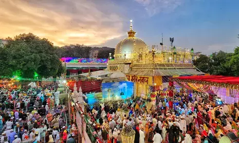 Pak pilgrims visit Ajmer to present chadar on behalf of their govt