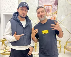 Honey Singh poses with Pakistani singer Atif Aslam, says ‘borderless brothers’ Honey Singh poses with Pakistani singer Atif Aslam, says ‘borderless brothers’