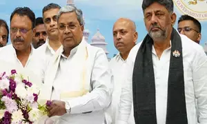 Ktaka: CM Siddaramaiah welcomes 6 surrendered Maoists with roses, copies of Constitution (Ld)