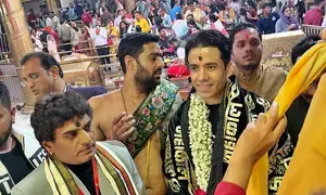 Tusshar Kapoor offers prayers at the Mahakaleshwar Temple
