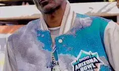 Snoop Dogg gives out free clothes at his store to victims of LA wildfires