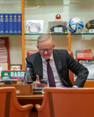 Australian PM promises to finish broadband network with major upgrade Australian PM promises to finish broadband network with major upgrade