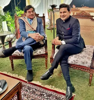 Writer Manoj Muntashir Shukla spends a memorable evening with Shatrughan Sinha