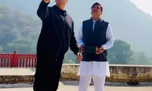 Akshay Kumar, Paresh Rawal fly kites in clear sky on Makar Sankranti