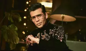 KJo reveals what Farah Khan did while watching Big B’s ‘Main Azaad Hoon’ KJo reveals what Farah Khan did while watching Big B’s ‘Main Azaad Hoon’