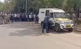 K’taka: Bike-borne robbers shoot dead ATM cash vehicle guard (Lead)