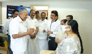 CM Vijayan visits recuperating Cong legislator Uma Thomas CM Vijayan visits recuperating Cong legislator Uma Thomas