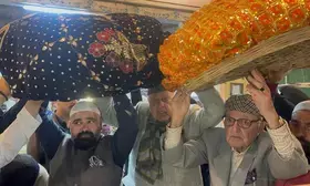 Farooq Abdullah visits Ajmer Dargah, prays for peace & brotherhood