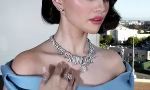 Selena Gomez feeds sandwiches to wildfire victims, first responders