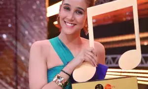 Shradha Mishra lifts the winners trophy of Sa Re Ga Ma Pa! Shradha Mishra lifts the winners trophy of Sa Re Ga Ma Pa!