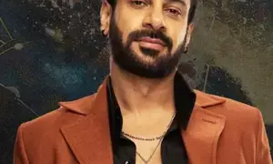 Karan Veer Mehra lifts the Bigg Boss 18 trophy Karan Veer Mehra lifts the Bigg Boss 18 trophy