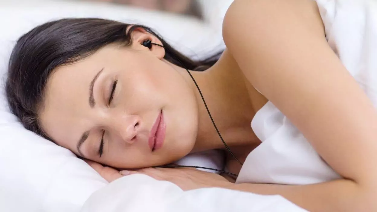 Do you have the habit of sleeping with earphones on? It can cause several harmful effects! Do you have the habit of sleeping with earphones on? It can cause several harmful effects!