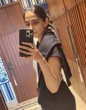 Sonam Kapoor channels her inner diva as she flaunts her breezy sweats Sonam Kapoor channels her inner diva as she flaunts her breezy sweats
