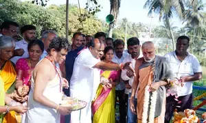 Ktaka govt giving free hand to microfinance companies: Kumaraswamy