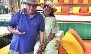 Shabana Azmi, Javed Akhtar hold hands as they pose for picture in holiday