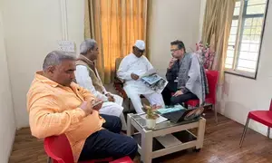 Munish Raizada pays visit to Ralegan Siddhi to seek blessing of Anna Hazare ahead of polls
