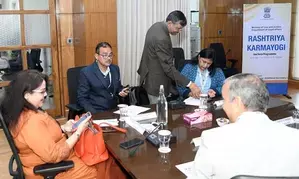 Central govt employees get tips on self-less service