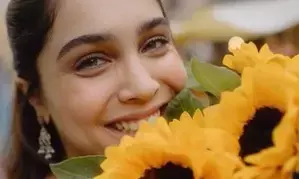 Sharvari joins photographer Sutej Pannu to spread joy at Dadar flower market