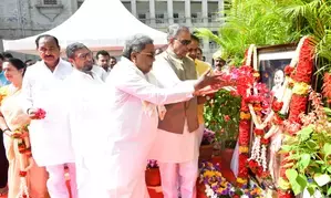 Everyone must make sincere efforts to build Gandhis India: Siddaramaiah