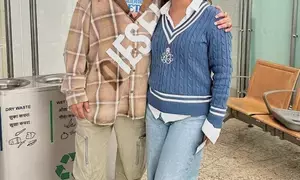 Hina Khan bumps into her favorite Padosi Sunil Grover