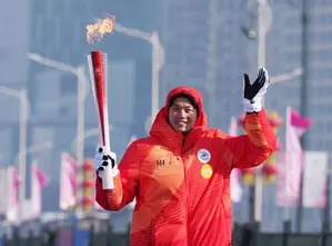 Chinas Olympic champions carry torch for Asian Winter Games