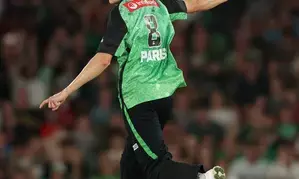 Joel Paris returns to Perth Scorchers for BBL 15 after stellar season with Stars