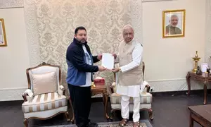 Tejashwi meets Bihar Governor, submits memorandum over rising crime