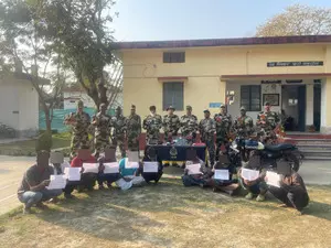 BSF nabs 7 Bdeshi infiltrators, 3 Indian touts along India-Bangladesh border BSF nabs 7 Bdeshi infiltrators, 3 Indian touts along India-Bangladesh border