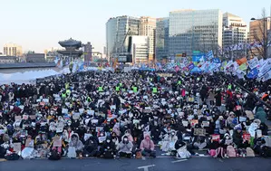 Big rallies across South Korea to seek, oppose Yoons ouster