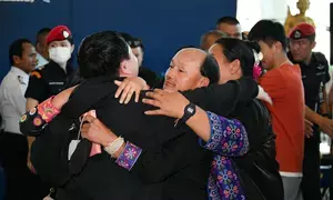 Tears of joy as five Thai hostages return home after a year in Hamas captivity