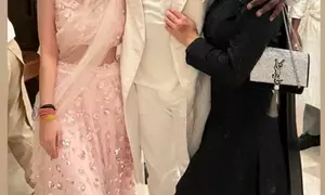 Sara Ali Khan strikes a pose with Akon at wedding