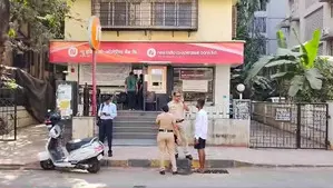 Long queues outside New India Co-operative Bank after RBI imposes restrictions Long queues outside New India Co-operative Bank after RBI imposes restrictions