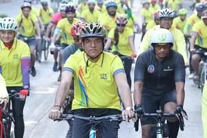 Sports Min leads Fit India Sundays on Cycle in Mumbai, propagates PMs message to fight obesity Sports Min leads Fit India Sundays on Cycle in Mumbai, propagates PMs message to fight obesity