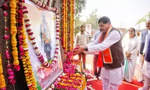 MP CM unveils former PM Vajpayees statue in Morena