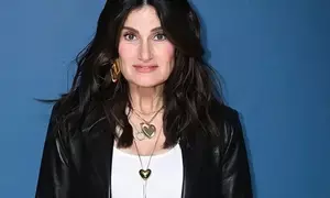 Idina Menzel reveals story behind her viral picture with Steven Spielberg