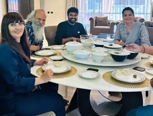 Kangana Ranaut dines with director Vijay in his new house