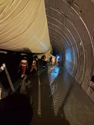 Intensive operations on to rescue trapped men from Telangana tunnel (Second Lead) Intensive operations on to rescue trapped men from Telangana tunnel (Second Lead)