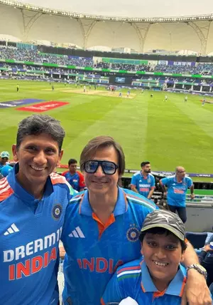 Vivek Oberoi bumps into this legendary cricketer during India-Pak contest Vivek Oberoi bumps into this legendary cricketer during India-Pak contest