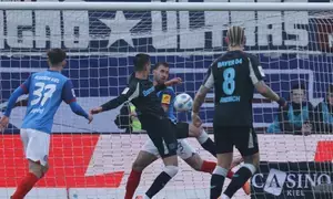 Leverkusen cruise past bottom placed Kiel to keep pressure on Bayern