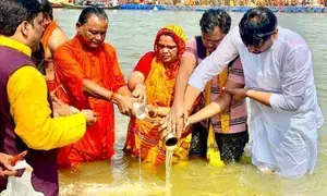Odisha CM takes holy dip at Triveni Sangam (Lead)