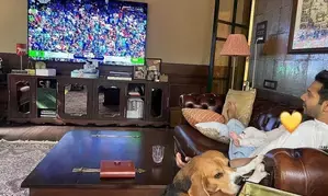 Varun Dhawan enjoys India-Pak cricket match with daughter Lara Varun Dhawan enjoys India-Pak cricket match with daughter Lara