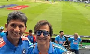 Vivek Oberoi bumps into this legendary cricketer during India-Pak contest Vivek Oberoi bumps into this legendary cricketer during India-Pak contest
