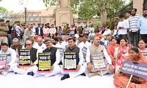 Congress stages ‘mock Assembly’ outside Vidha Sabha amid deadlock