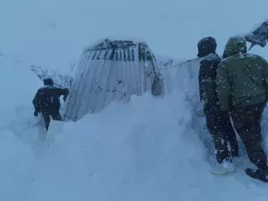 42 workers trapped in Uttarakhand avalanche, multi-agency rescue operations underway (Lead) 42 workers trapped in Uttarakhand avalanche, multi-agency rescue operations underway (Lead)