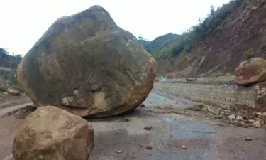 Jammu-Srinagar Highway closed for 2nd consecutive day