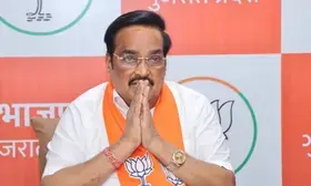 Union Minister visits fire-hit Surat textile market, announces Rs 11 lakh relief