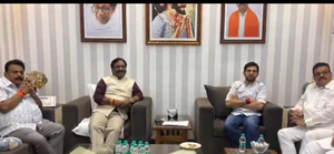 Citing  govt failures, Oppn boycotts Maha CMs tea party