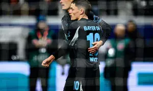 Leverkusen cruises past Frankfurt to keep pressure on Bayern