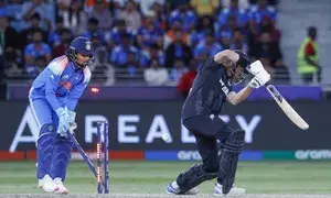 Champions Trophy: Chakaravarthy’s fifer helps India set up semis clash with Australia (ld)